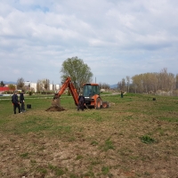 Служители от общинската администрация отново с четка и боя в ръка