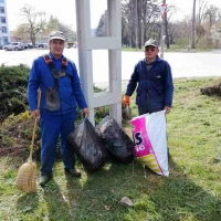 Служители от общинската администрация отново с четка и боя в ръка