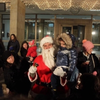 Коледната елха в Севлиево грейна, а Дядо Коледа донесе щастие за малчуганите