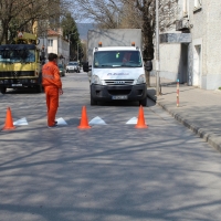 ОБНОВЯВАТ ПЪТНАТА МАРКИРОВКА В СЕВЛИЕВО