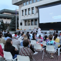 СЛАВА РАЧЕВА С ПЕДЯ ЧОВЕК ЛАКЪТ БРАДА СМАЯ СЕВЛИЕВО ПО ВРЕМЕ НА КИНОФЕСТИВАЛА „ФИЛМИРАЙ“