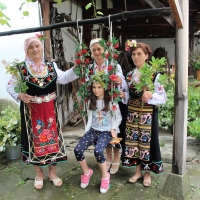 В СЕВЛИЕВО ПОСРЕЩНАХА ЕНЬОВДЕН С АРОМАТНИ БИЛКИ И ПЕСНИ