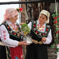 В СЕВЛИЕВО ПОСРЕЩНАХА ЕНЬОВДЕН С АРОМАТНИ БИЛКИ И ПЕСНИ