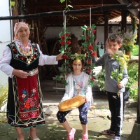 В СЕВЛИЕВО ПОСРЕЩНАХА ЕНЬОВДЕН С АРОМАТНИ БИЛКИ И ПЕСНИ