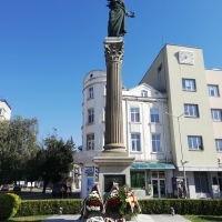 ВЕНЦИ И ЦВЕТЯ ПРЕД ПАМЕТНИКА НА СВОБОДАТА В ДЕНЯ НА НЕЗАВИСИМОСТТА НА БЪЛГАРИЯ