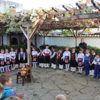 ДЕЦА ВЪЗРОДИХА ОБИЧАИТЕ НА СЕВЛИЕВО ЗА ПРАЗНИКА ДИМИТРОВДЕН