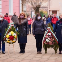 С ВЕНЦИ И ЦВЕТЯ ОТРУПАХА ПАМЕТНИКА НА АПОСТОЛА В СЕВЛИЕВО 