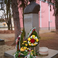 С ВЕНЦИ И ЦВЕТЯ ОТРУПАХА ПАМЕТНИКА НА АПОСТОЛА В СЕВЛИЕВО 