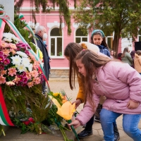 С ВЕНЦИ И ЦВЕТЯ ОТРУПАХА ПАМЕТНИКА НА АПОСТОЛА В СЕВЛИЕВО 