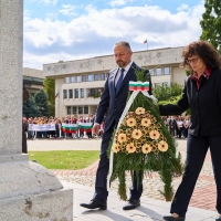 ВЕНЦИ И ЦВЕТЯ В ЗНАК НА ПРИЗНАТЕЛНОСТ ОТ СЕВЛИЕВСКАТА ОБЩНОСТ ОТРУПАХА ПАМЕТНИКА НА СВОБОДАТА В ДЕНЯ НА НЕЗАВИСИМОСТТА