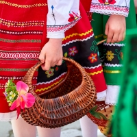 Малки лазарки пресъздадоха обичая в Севлиево 